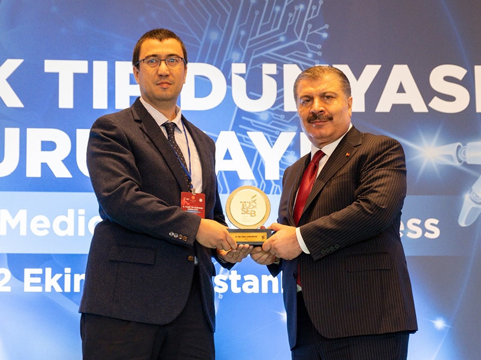 Levent Beker receiving the 2023 TÜSEB Incentive Award at the ninth Turkish Medical World Congress