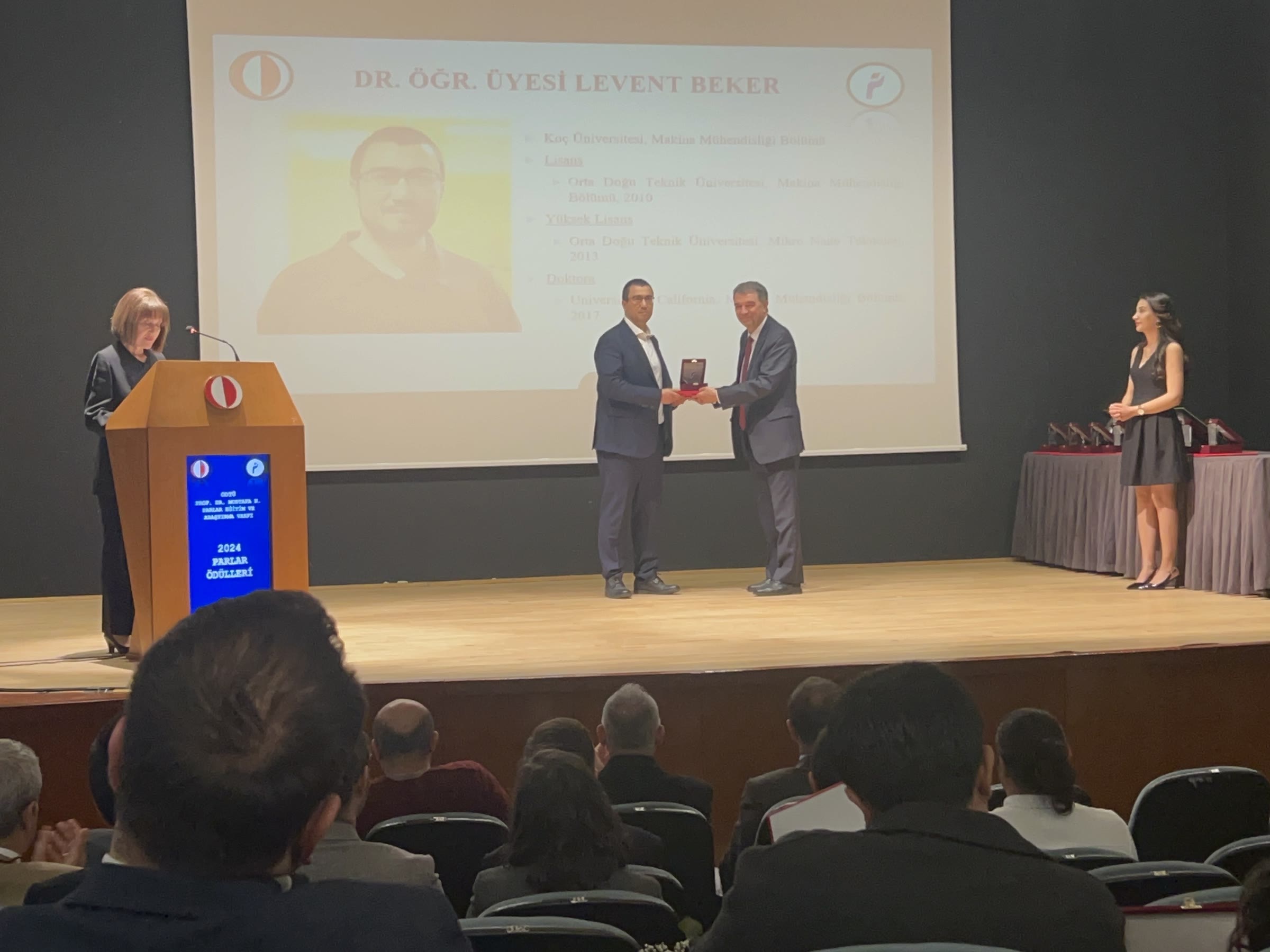 Levent Beker receiving the 2024 METU Parlar Foundation Technology Incentive Award on stage