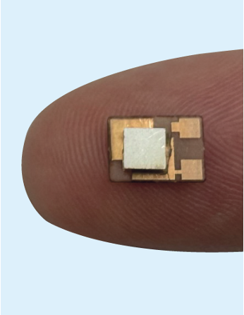 Miniature ultrasonic antenna for a deep-tissue sensor implant positioned on a fingertip