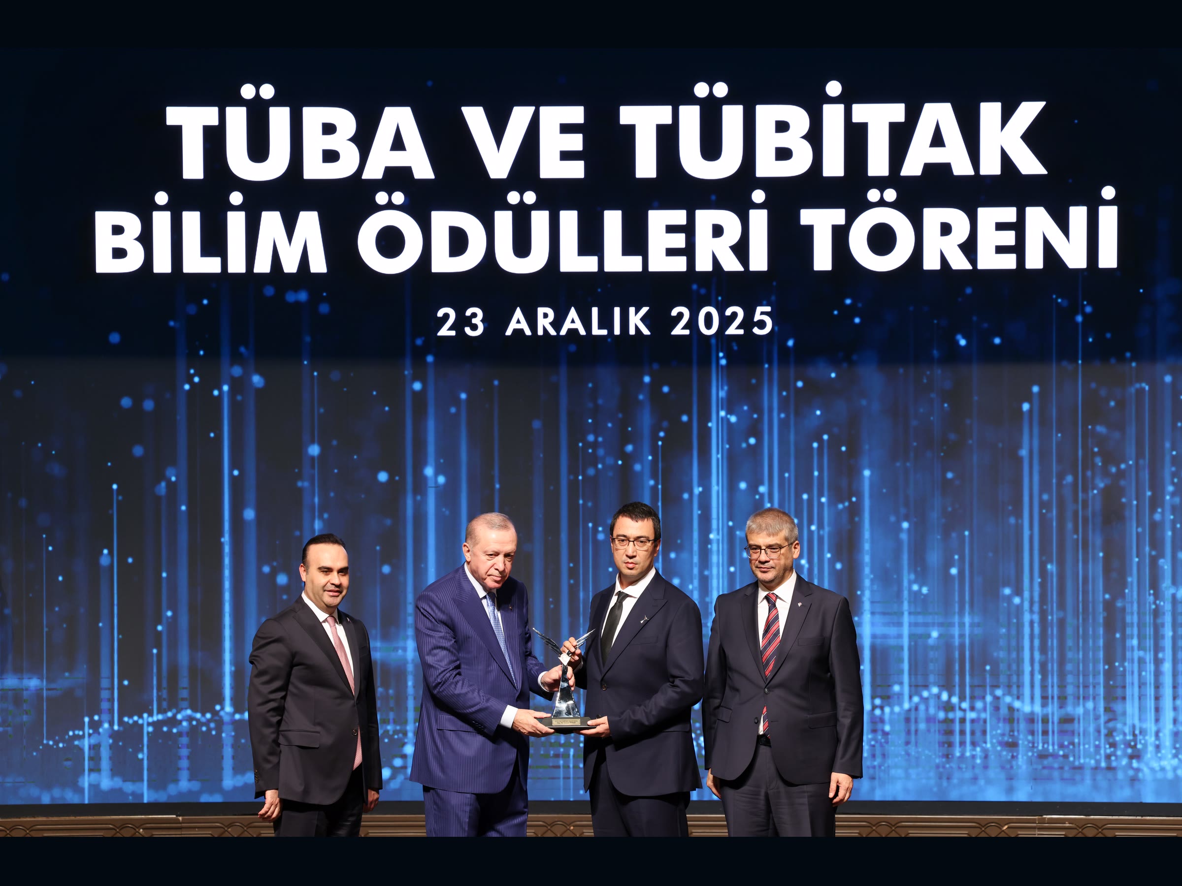 Levent Beker receiving the 2025 TÜBİTAK Incentive Award on stage at the TÜBA and TÜBİTAK Science Awards ceremony